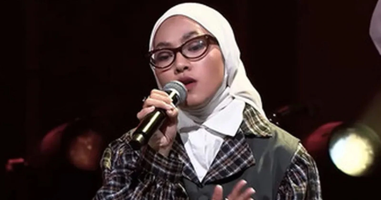 Feby Putri Debut di Mnet Bareng Loco, Bawakan "No Where"